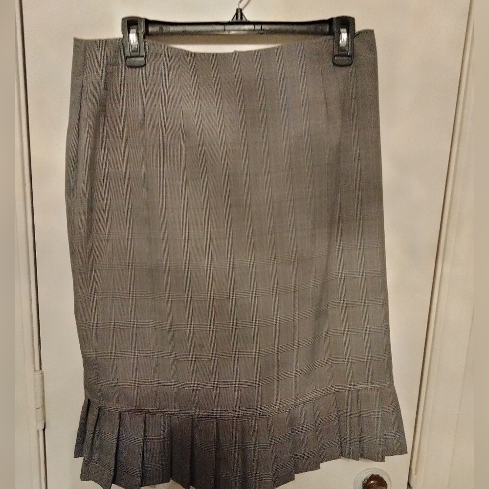 2 piece suit. Skirt and jacket